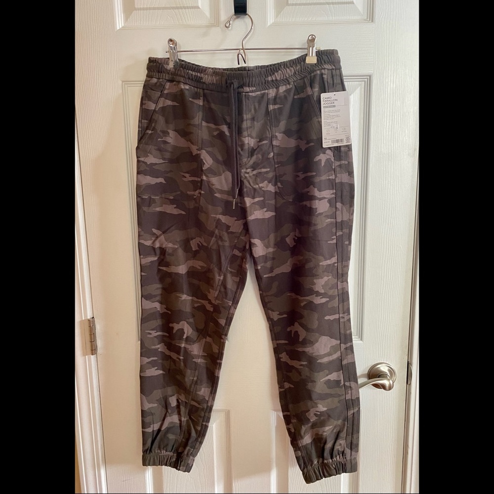 Athleta NWT Farallon Camo Jogger-Sz 12